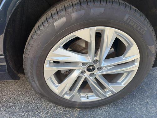 Waitomo Blue Metallic 2023 Audi Q7 45 Premium