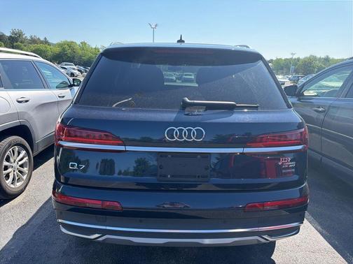 Waitomo Blue Metallic 2023 Audi Q7 45 Premium