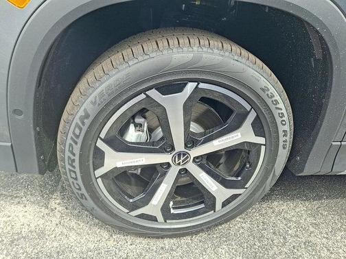 Platinum Gray Metallic 2026 Volkswagen Tiguan 2.0T SE