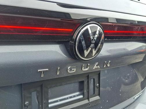 Platinum Gray Metallic 2026 Volkswagen Tiguan 2.0T SE