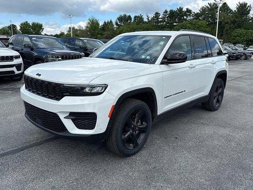 Bright White Clearcoat 2024 Jeep Grand Cherokee Laredo