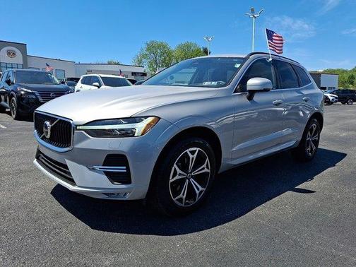 Silver 2022 Volvo XC60 B5 Momentum