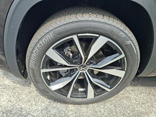 Deep Black Pearl 2026 Volkswagen Atlas 2.0T SEL Premium R-Line