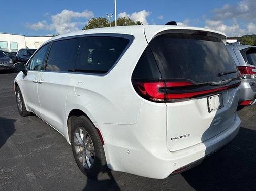 2023 Chrysler Pacifica Touring-L