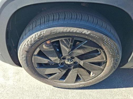 Silver Mist Metallic 2026 Volkswagen Atlas 2.0T SE W/TECHNOLOGY