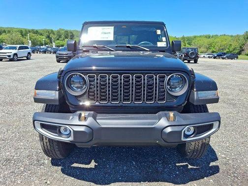 Black Clearcoat 2026 Jeep Gladiator 85th Anniversary Edition