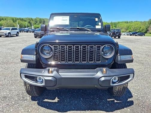Black Clearcoat 2026 Jeep Gladiator 85th Anniversary Edition