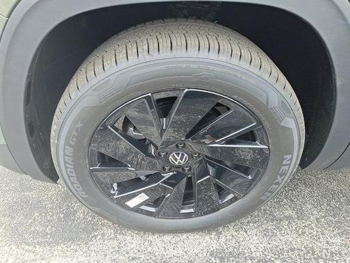 Avocado Green Pearl 2026 Volkswagen Atlas 2.0T SE W/TECHNOLOGY