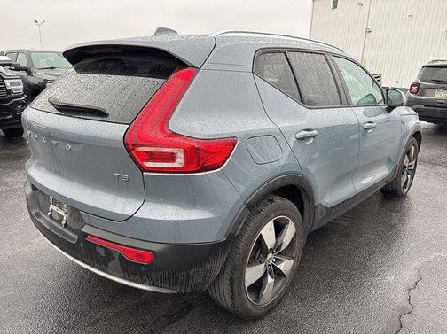 2021 Volvo XC40 T5 Momentum