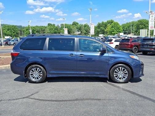 2020 Toyota Sienna XLE