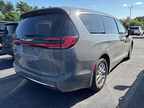 2023 Chrysler Pacifica Touring-L
