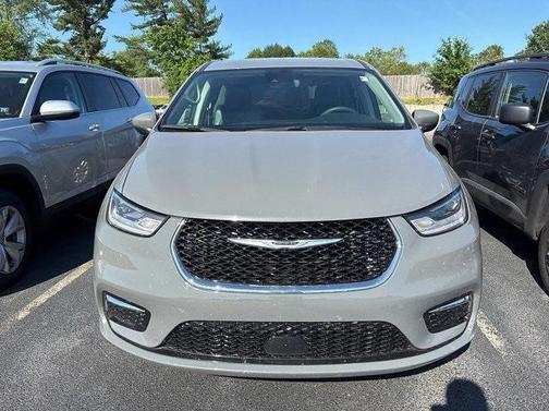 2023 Chrysler Pacifica Touring-L