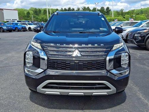 Labrador Black Pearl 2022 Mitsubishi Outlander SEL