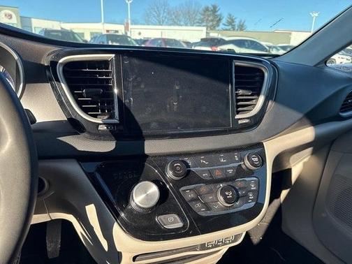 2023 Chrysler Pacifica Touring-L