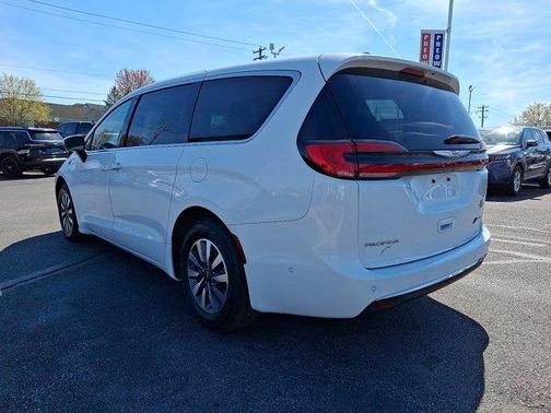 2023 Chrysler Pacifica Hybrid Touring L