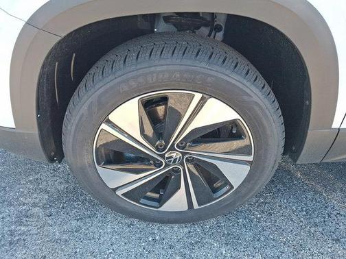 Pure White 2026 Volkswagen Taos 1.5T SE