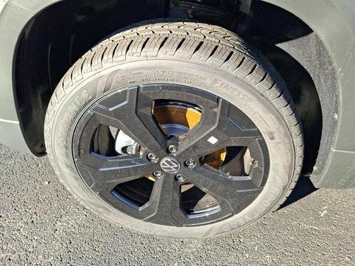 2026 Volkswagen Taos 1.5T SE Black