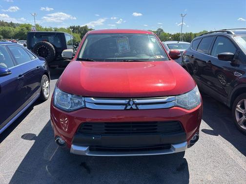 Red 2015 Mitsubishi Outlander SE