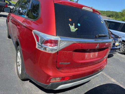 Red 2015 Mitsubishi Outlander SE