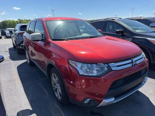 Red 2015 Mitsubishi Outlander SE