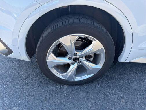 Glacier White Metallic 2022 Audi Q5 45 S line Premium Plus