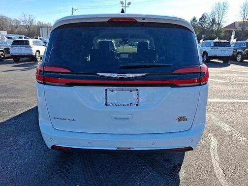 2023 Chrysler Pacifica Touring-L
