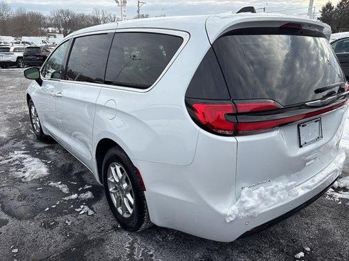 2023 Chrysler Pacifica Touring-L