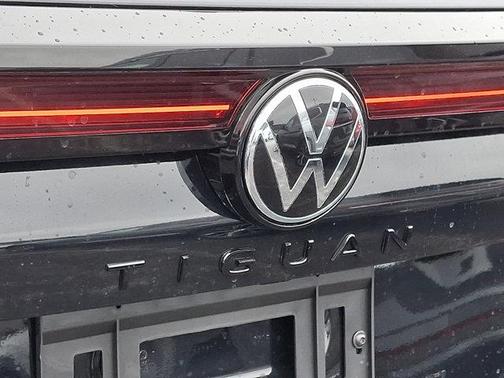 2025 Volkswagen Tiguan 2.0T SE R-Line Black