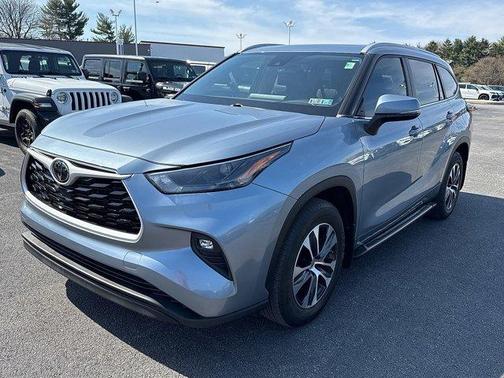 Celestial Silver Metallic 2024 Toyota Highlander XLE