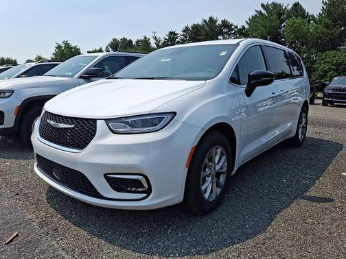 Bright White Clearcoat 2026 Chrysler Pacifica Select