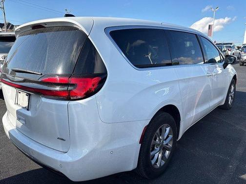 2023 Chrysler Pacifica Touring-L