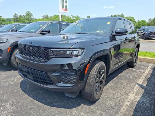 2025 Jeep Grand Cherokee Laredo