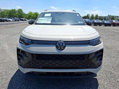Sandstone 2026 Volkswagen Tiguan 2.0T SE R-Line Black