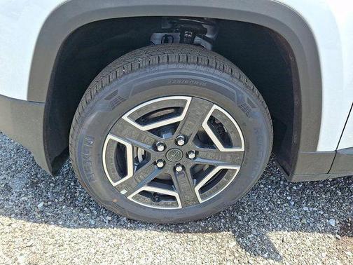 Bright White Clearcoat 2026 Jeep Cherokee LAREDO/LIMITED