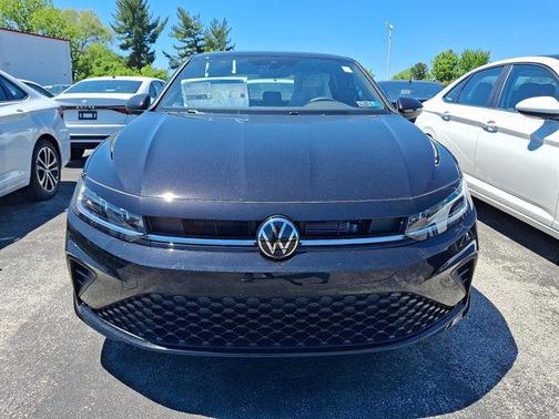 Deep Black Pearl 2026 Volkswagen Jetta 1.5T Sport