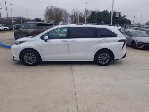 2025 Toyota Sienna XLE