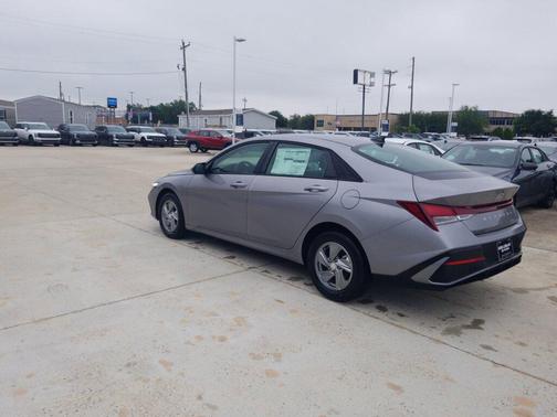 Fluid Metal 2026 Hyundai ELANTRA SE