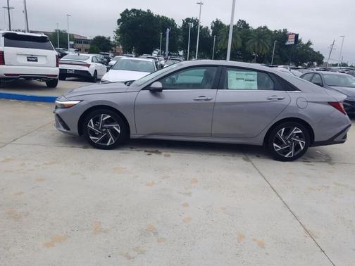 Fluid Metal 2026 Hyundai ELANTRA Limited