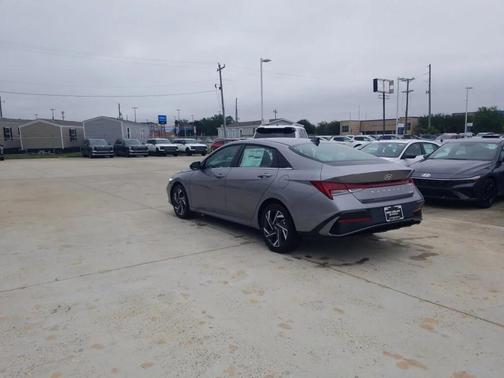 Fluid Metal 2026 Hyundai ELANTRA Limited