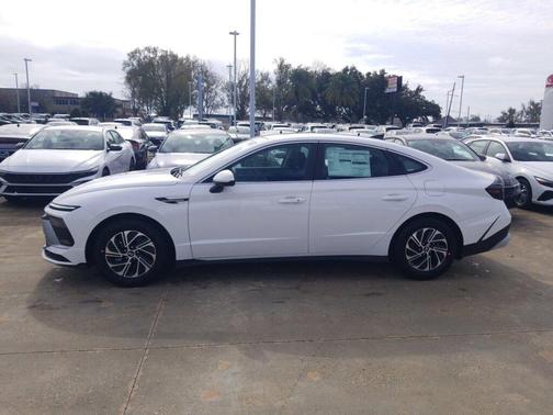 2026 Hyundai SONATA Hybrid Base