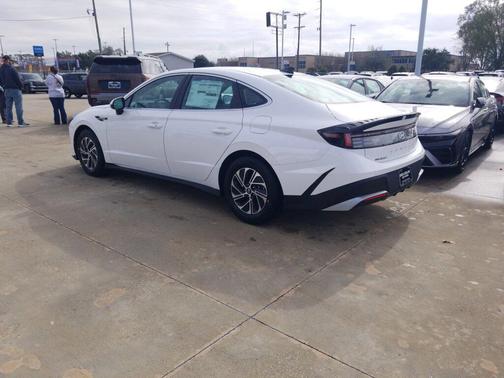 2026 Hyundai SONATA Hybrid Base