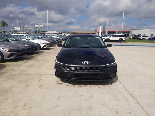 Abyss Black 2026 Hyundai ELANTRA SE