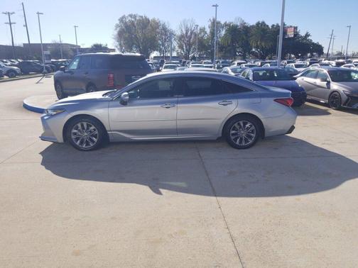 2022 Toyota Avalon Hybrid XLE