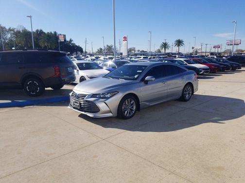 2022 Toyota Avalon Hybrid XLE