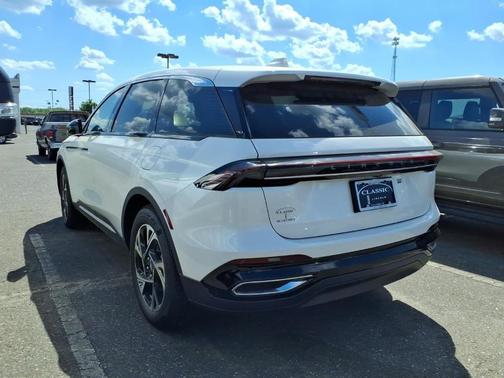 White Platinum Tri-Coat Metallic 2026 Lincoln Nautilus Premiere