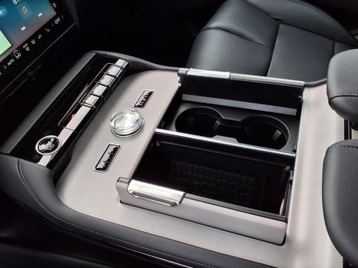 Infinite Black Metallic 2025 Lincoln Navigator L Reserve
