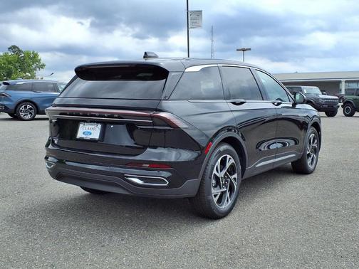 Infinite Black Metallic 2026 Lincoln Nautilus Premiere