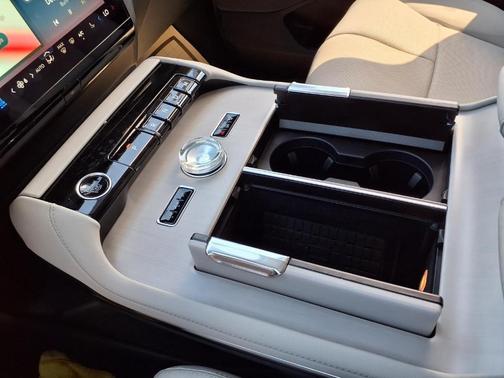 Pristine White 2025 Lincoln Navigator L Reserve