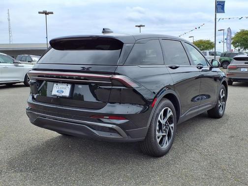 Infinite Black Metallic 2026 Lincoln Nautilus Premiere