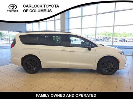 Bright White Clearcoat 2023 Chrysler Pacifica Limited